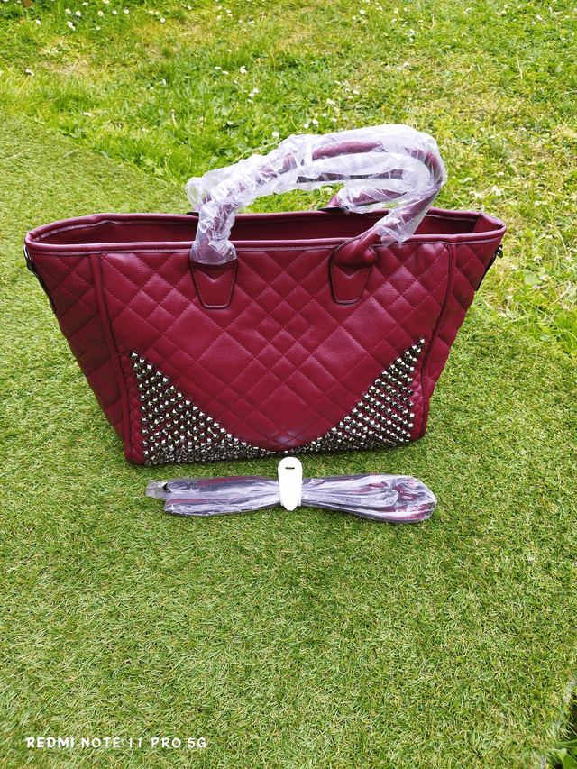 Sac à main bordeaux matelassé avec strass – Chic &amp; spacieux


